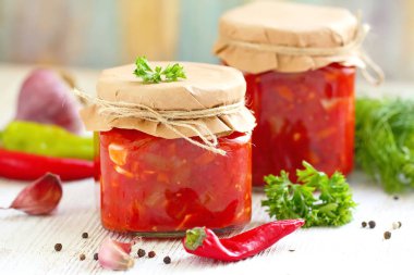 Vegan gıda. Lezzetli ev yapımı sos sebzelerin yaptı. Baharatlı domates soslu biber ve sarımsak ile