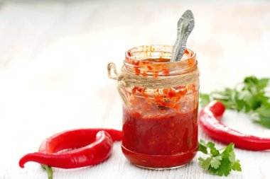 Vegan gıda. Lezzetli ev yapımı sos sebzelerin yaptı. Baharatlı domates soslu biber ve sarımsak ile