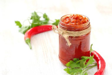 Vegan gıda. Lezzetli ev yapımı sos sebzelerin yaptı. Baharatlı domates soslu biber ve sarımsak ile