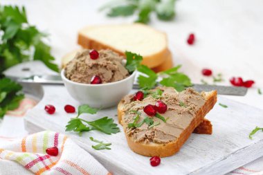 Ev yapımı tavuk karaciğer pate yeşil ve çilek ile hizmet lezzetli sandviçler