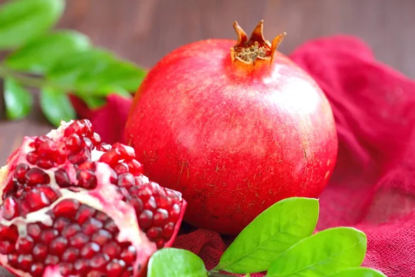 Reife Rote Granatäpfel Auf Dem Tisch Veganes Essen — Stockfoto