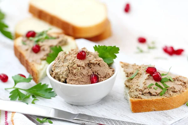 Yapımı Tavuk Karaciğer Pate Yeşil Çilek Ile Hizmet Lezzetli Sandviçler — Stok fotoğraf