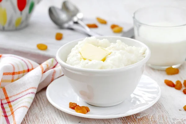 Süßer Reisbrei Mit Frischer Butter Und Einem Becher Milch — Stockfoto