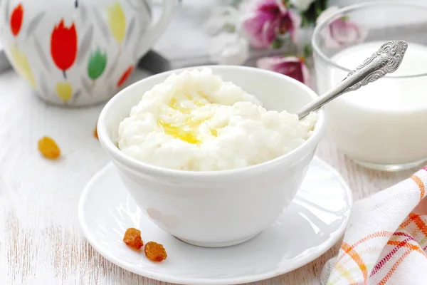 Süßer Reisbrei Mit Frischer Butter Und Einem Becher Milch — Stockfoto