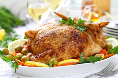 Kutlama yemeği. Fırında tavuk jambon ve mushrums ile doldurulmuş. Bir tabloda şenlikli akşam yemeği için hizmet lezzetli tavuk dolması.