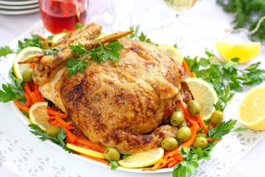 Kutlama yemeği. Fırında tavuk jambon ve mushrums ile doldurulmuş. Bir tabloda şenlikli akşam yemeği için hizmet lezzetli tavuk dolması.