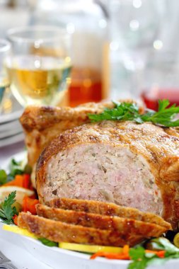 Kutlama yemeği. Fırında tavuk jambon ve mushrums ile doldurulmuş. Bir tabloda şenlikli akşam yemeği için hizmet lezzetli tavuk dolması.