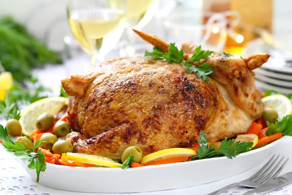 Kutlama yemeği. Fırında tavuk jambon ve mushrums ile doldurulmuş. Bir tabloda şenlikli akşam yemeği için hizmet lezzetli tavuk dolması.