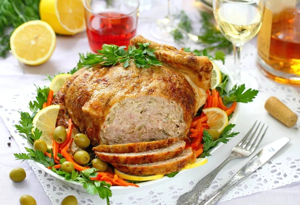 Kutlama yemeği. Fırında tavuk jambon ve mushrums ile doldurulmuş. Bir tabloda şenlikli akşam yemeği için hizmet lezzetli tavuk dolması.