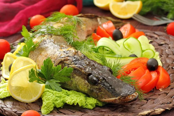 Comida Celebración Lucio Relleno Sobre Mesa Servida Listo Para Comer — Foto de Stock