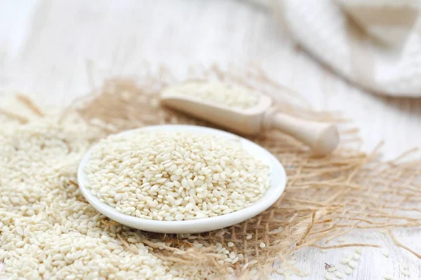 Witte Sesamzaadjes Een Kom Een Houten Tafel — Stockfoto