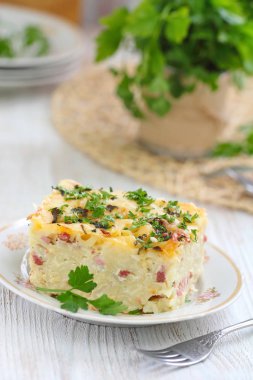 Lezzetli makarna graten. Ev yapımı makarna pişmiş jambon ve peynir ile