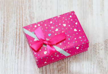 Hediye kutusu ahşap masada.