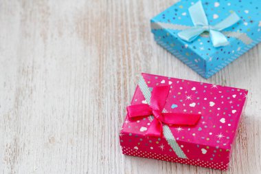 Hediye kutusu ahşap masa üzerinde. Festival kavramı. Tatil için dekorasyon