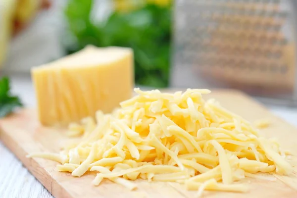 Yemek Pişirmek Için Hazırlanan Masanın Üzerine Rendelenmiş Peynir — Stok fotoğraf