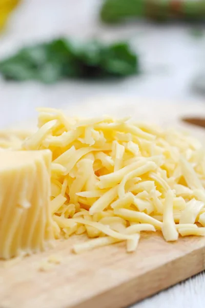 Yemek Pişirmek Için Hazırlanan Masanın Üzerine Rendelenmiş Peynir — Stok fotoğraf