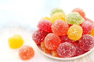 Farklı renklerin çeşitli şekerler marmelat. Tatlı marmelat şeker şeker ile kaplı