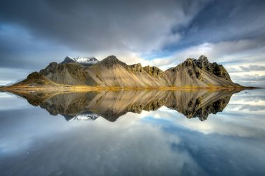 İzlanda suya yansıyan stokksnes dağlar