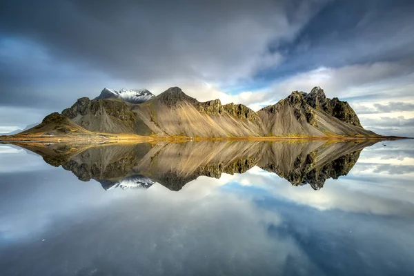 Stokksnes Berge Spiegeln Sich Isländischen Wasser — Stockfoto