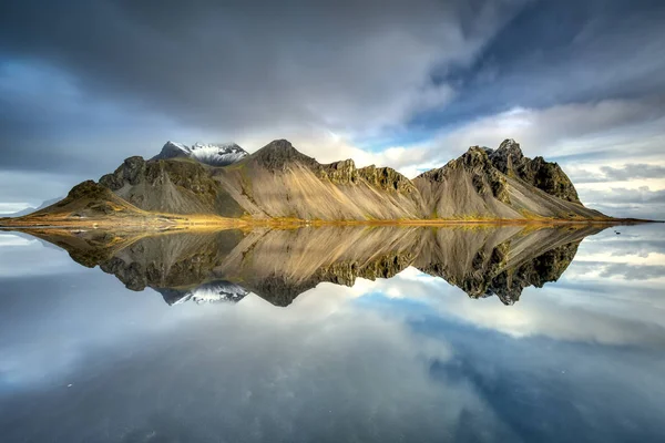 在冰岛的水中反映的斯顿斯山 图库图片