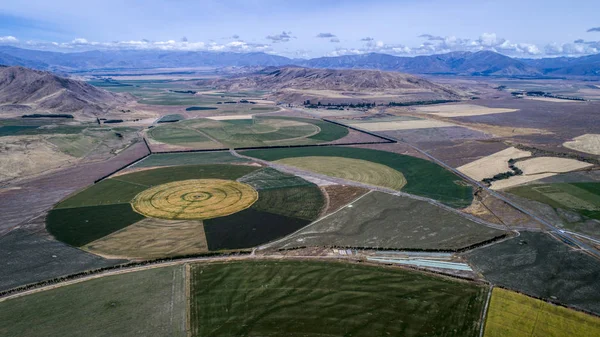 从新西兰的无人机上看到的圆形耕田 图库照片
