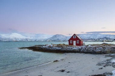 Norveç donmuş Körfezi üzerinde kırmızı ev