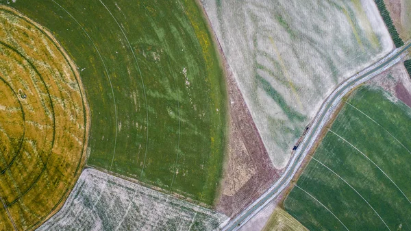 从新西兰的无人机上看到的圆形耕田 免版税图库照片
