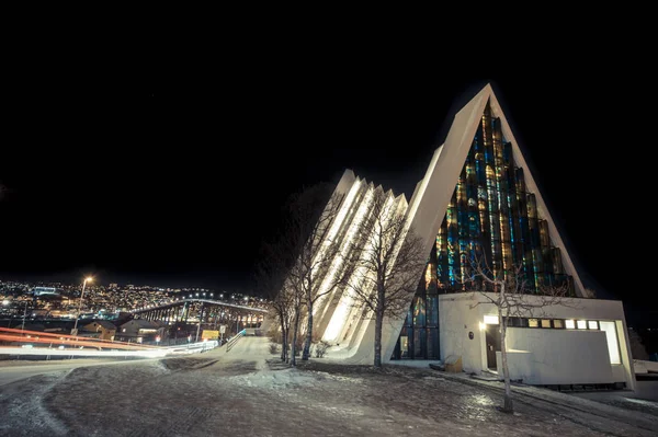 照亮特罗姆索教堂在寒冷的挪威之夜 图库照片