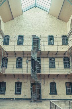Kilmainham Gaol, eski Kilmainham, Dublin, İrlanda hapiste. Bir müze Bayındırlık Office tarafından çalıştırın. Hapishane ile hücreler iç görünümü.
