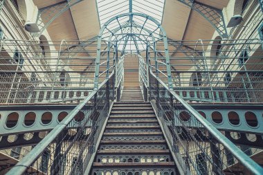 Kilmainham Gaol, eski Kilmainham, Dublin, İrlanda hapiste. Bir müze Bayındırlık Office tarafından çalıştırın. Hapishane ile hücreler iç görünümü.