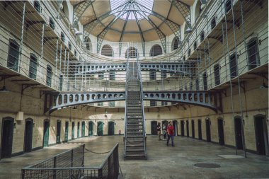 Kilmainham Gaol, eski Kilmainham, Dublin, İrlanda hapiste. Bir müze Bayındırlık Office tarafından çalıştırın. Hapishane ile hücreler iç görünümü.