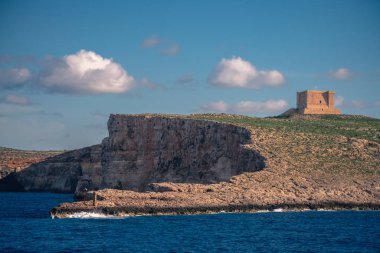 Gozo Adası Sahil cliff Castle ile. Malta