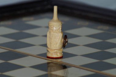 kalem ve InkWell ahşap arka plan üzerinde