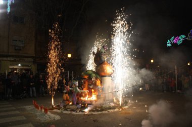 Fallas Valencia, İspanya kentinde Saint Joseph anısına düzenlenen geleneksel bir kutlama. Dönem Falles hem kutlama ve anıtlar Falla anlamına gelir.