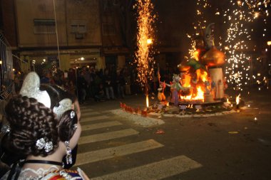 Fallas Valencia, İspanya kentinde Saint Joseph anısına düzenlenen geleneksel bir kutlama. Dönem Falles hem kutlama ve anıtlar Falla anlamına gelir.