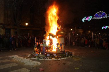 Fallas Valencia, İspanya kentinde Saint Joseph anısına düzenlenen geleneksel bir kutlama. Dönem Falles hem kutlama ve anıtlar Falla anlamına gelir.