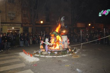 Fallas Valencia, İspanya kentinde Saint Joseph anısına düzenlenen geleneksel bir kutlama. Dönem Falles hem kutlama ve anıtlar Falla anlamına gelir.