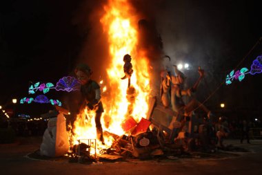 Fallas Valencia, İspanya kentinde Saint Joseph anısına düzenlenen geleneksel bir kutlama. Dönem Falles hem kutlama ve anıtlar Falla anlamına gelir.