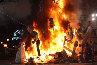 Fallas Valencia, İspanya kentinde Saint Joseph anısına düzenlenen geleneksel bir kutlama. Dönem Falles hem kutlama ve anıtlar Falla anlamına gelir.