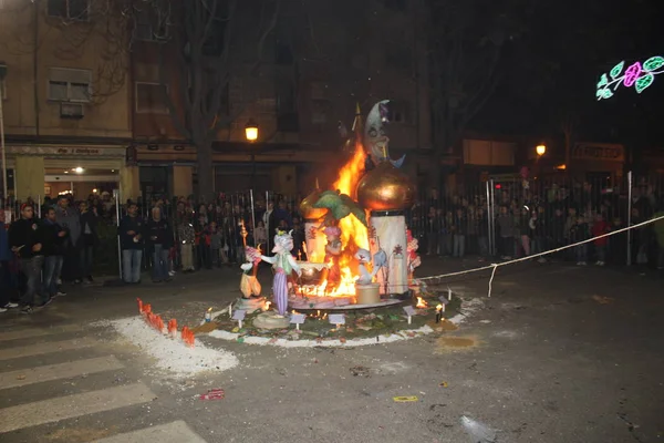 Fallas Valencia, İspanya kentinde Saint Joseph anısına düzenlenen geleneksel bir kutlama. Dönem Falles hem kutlama ve anıtlar Falla anlamına gelir.