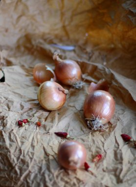 Ham ve soyulmamış taze soğan soğanı mutfak kağıt üzerinde 