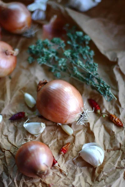 Closeup Whole Unpeeled Onions Basil Garlic — Stock Photo, Image