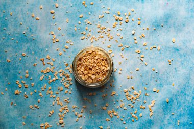 Mavi bir arka plan üzerinde yulaf ezmesi ya da yulaf gevreği