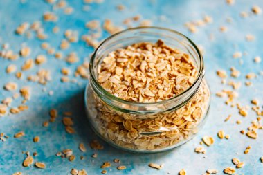 Mavi bir arka plan üzerinde yulaf ezmesi ya da yulaf gevreği