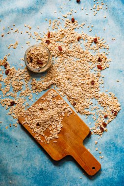 Mavi bir arka plan üzerinde yulaf ezmesi ya da yulaf gevreği