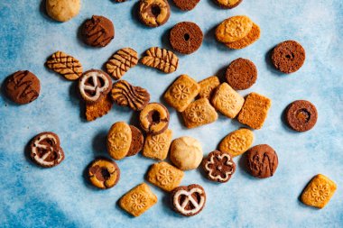 Vanilya ve çikolata kurabiye vintage mavi bir arka plan üzerinde