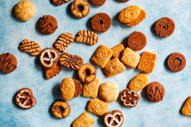 Vanilya ve çikolata kurabiye vintage mavi bir arka plan üzerinde