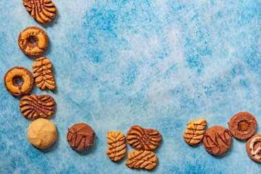 Vanilya ve çikolata kurabiye vintage mavi bir arka plan üzerinde