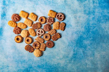 Vanilya ve çikolata kurabiye vintage mavi bir arka plan üzerinde