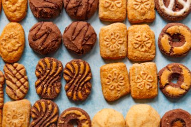 Vanilya ve çikolata kurabiye vintage mavi bir arka plan üzerinde